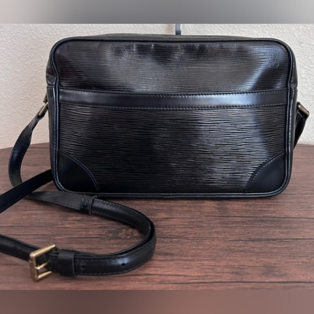 AUTHENTIC LOUIS VUITTON Black Epi Trocadero Messenger Bag crossbody
